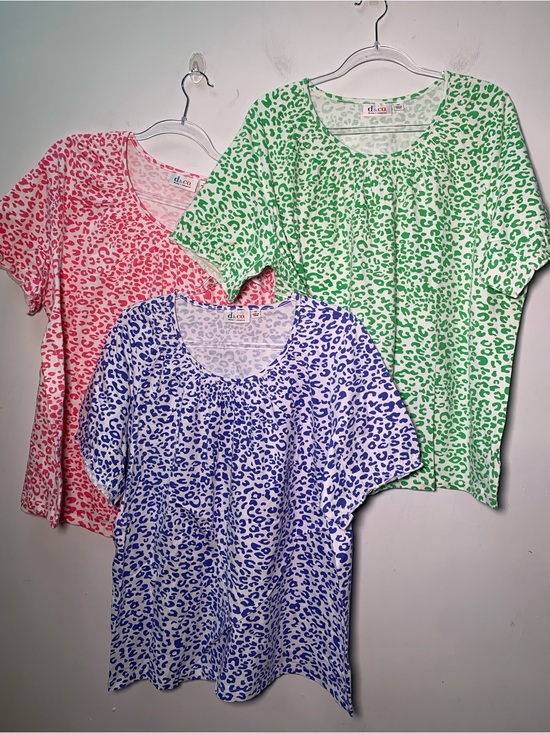 d&co Tops - D & Co plus Women's Short Sleeve Scoop Neck Tee Green Animal Print size 1X 3 pcs